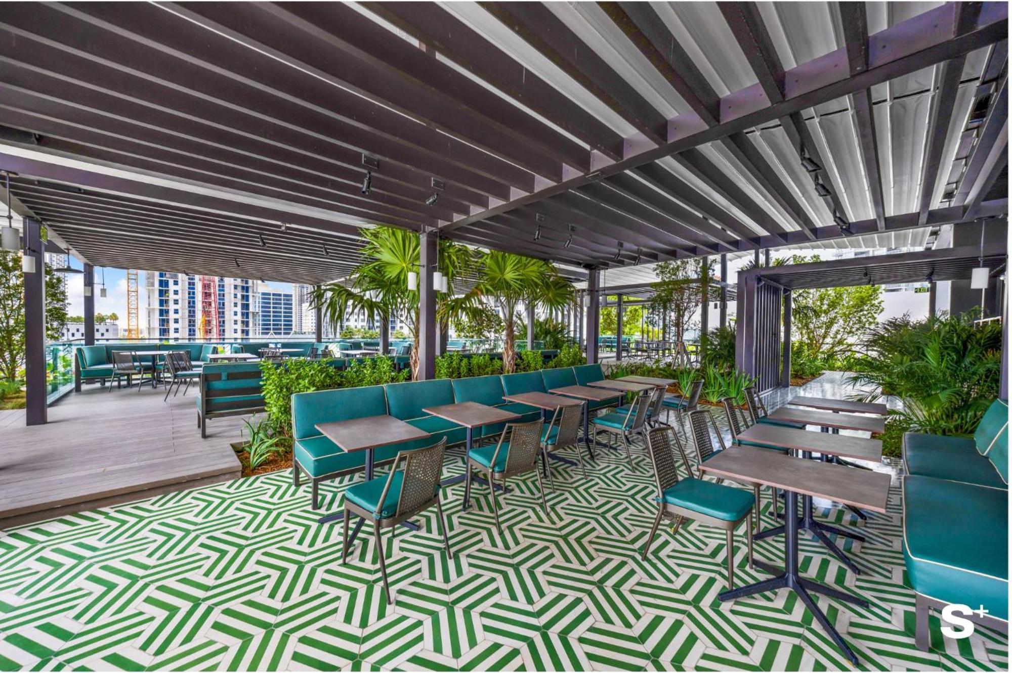 Skyline Escape Sleek 1br With Downtown Charm Apartamento