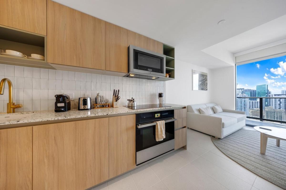 Skyline Escape Sleek 1br With Downtown Charm Apartamento