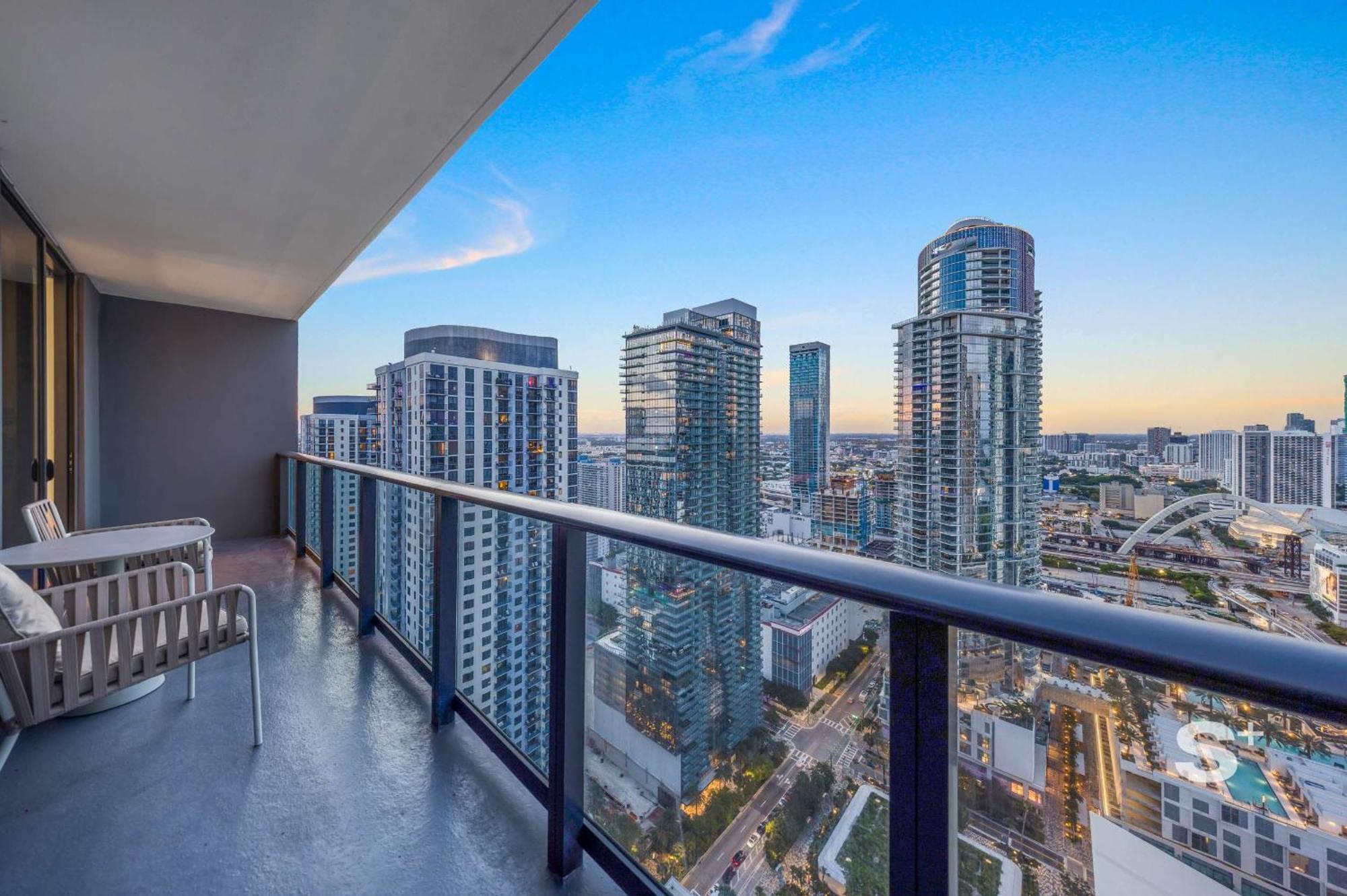 Skyline Escape Sleek 1br With Downtown Charm *