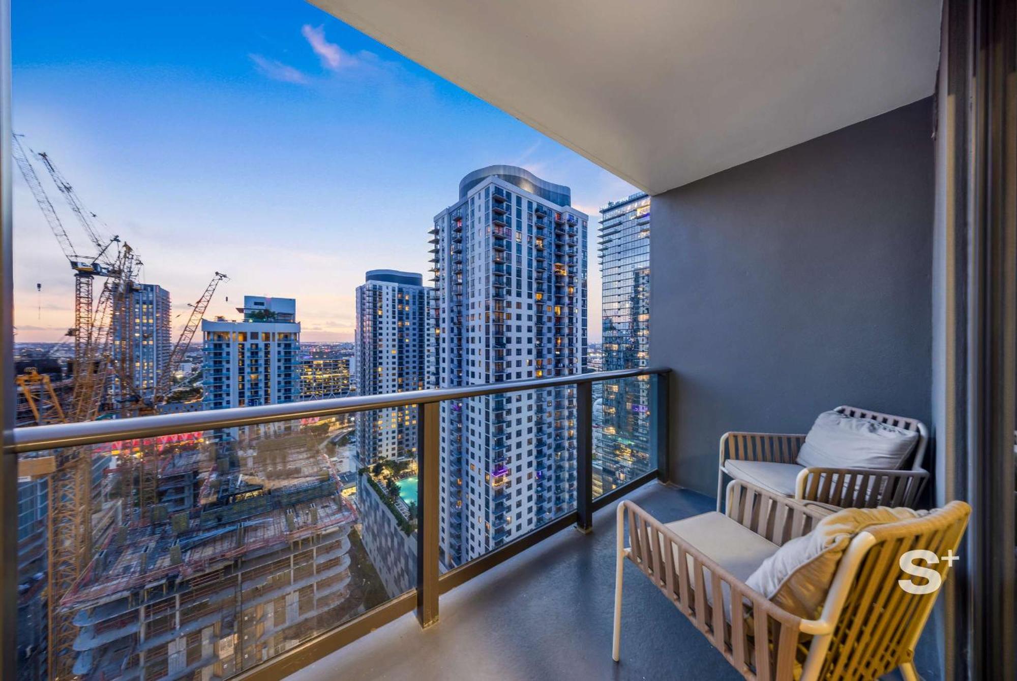 Skyline Escape Sleek 1br With Downtown Charm Apartamento